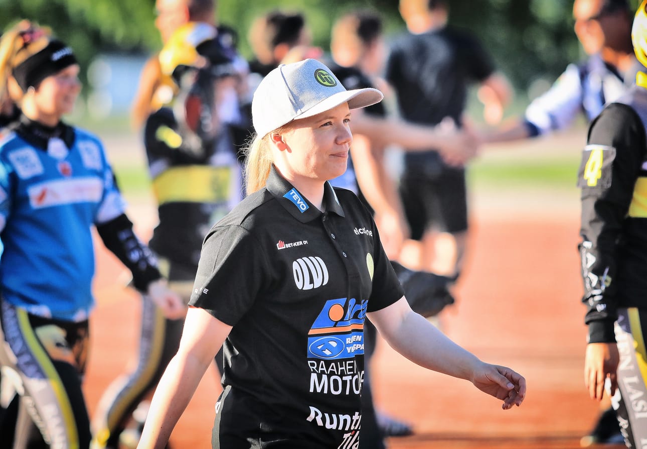 Sarita Heikkinen tuli kesken viime kauden PattUn naisten valmennustiimiin. Ensi kaudella hän tarttuu viuhkaan.