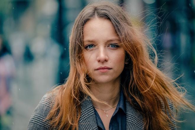 Emma Hedges (Molly Windsor) on saanut työpaikan laboratorioanalyytikkona ja törmää äitinsä selvittämättömään murhaan. KUVA: Yle Kuvapalvelu