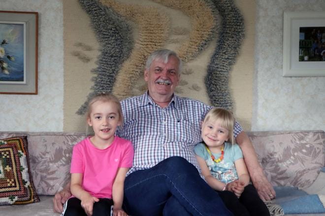 Matti Hiipakalla on tärkeä rooli myös neljän lapsenlapsen isovanhempana. Paapan kainalossa ovat 6-vuotias Pihla (vas.) ja 4-vuotias Minttu Tuomisto.