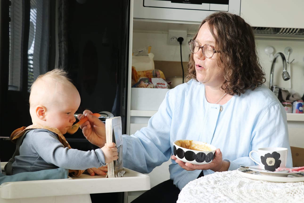 Äidin ja pojan päivät täyttyvät arkisista puuhista, kuten ruokailuhetkistä. Ruoan lisäksi maistuu vauvakirjallisuus.