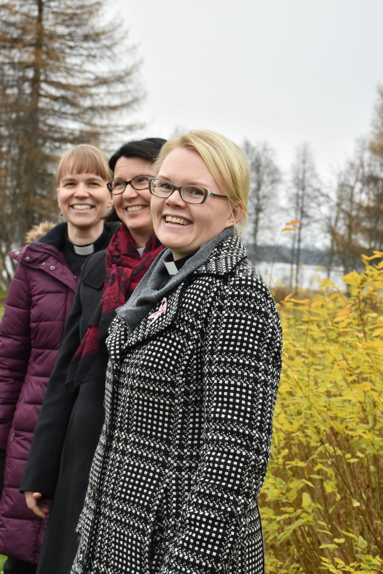 Kuusamon kappalainen Marika Villikka, kirkkoherra Taina Manninen ja vs. kappalainen Anni Rimpiläinen.
