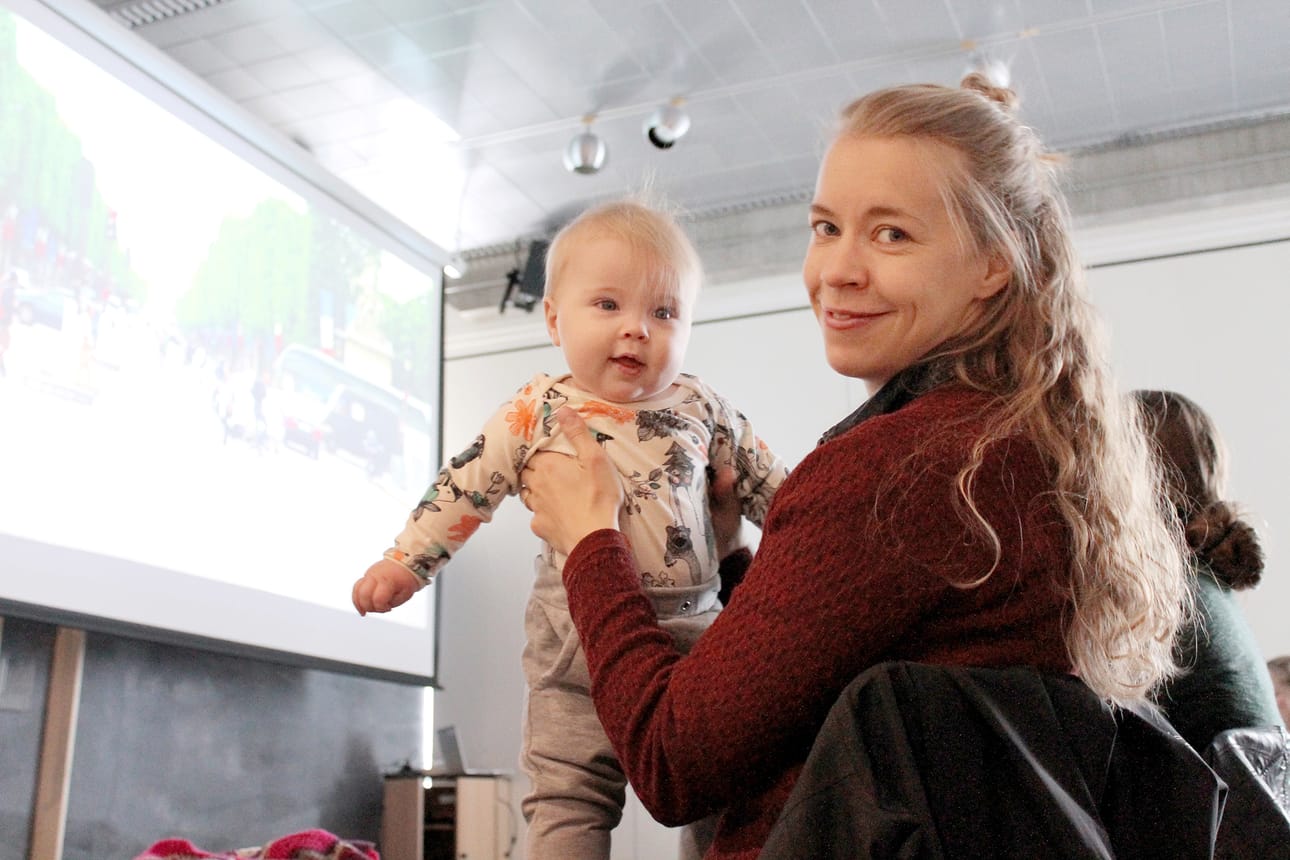 Leevi ja Maiju Nitovuori ovat mielissään siitä, että myös kirjastolla järjestetään vauvakinoja.