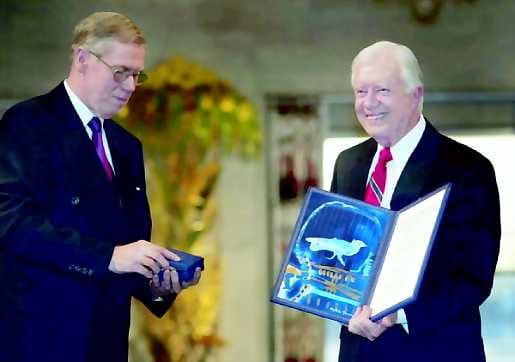 Jimmy Carter (oik.) sai rauhanpalkinnon Norjan Nobel-komitean puheenjohtajalta Gunnar Bergeltä.