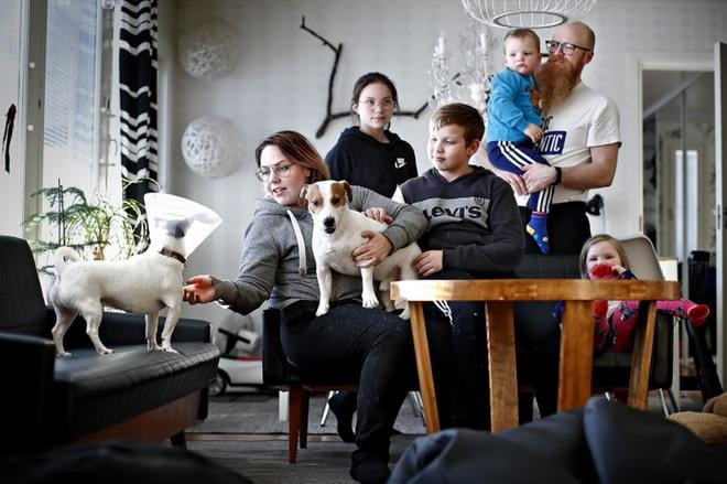 Heidi, Emilia, Henrik, Vilho, Tero ja Helmi Sikkilän perheeseen tuo lisävauhtia kaksi jackrussellinterrieriä. Rainerilla on päällä lääkekuuri tulehduksen takia, mutta se ei vähennä vipinää ja vilskettä. KUVA: TOMI KOSONEN