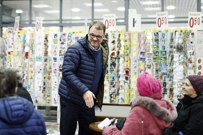 Hämeenlinnassa kenttäväelle ja kannattajilleen esiintyi kaikkea muuta kuin maansa myynyt puoluejohtaja. KUVA: LEHTIKUVA / RONI REKOMAA