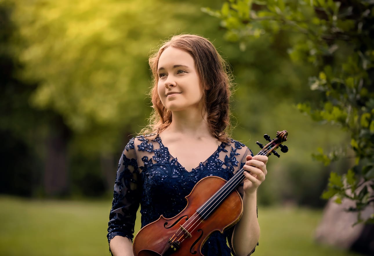 Vaasalaislähtöinen Emma Dahl valmistui viime vuonna musiikin maisteriksi Göteborgin musiikkikorkeakoulusta ja jatkaa parhaillaan opintojaan Tukholman Kuninkaallisessa musiikkikorkeakoulussa.