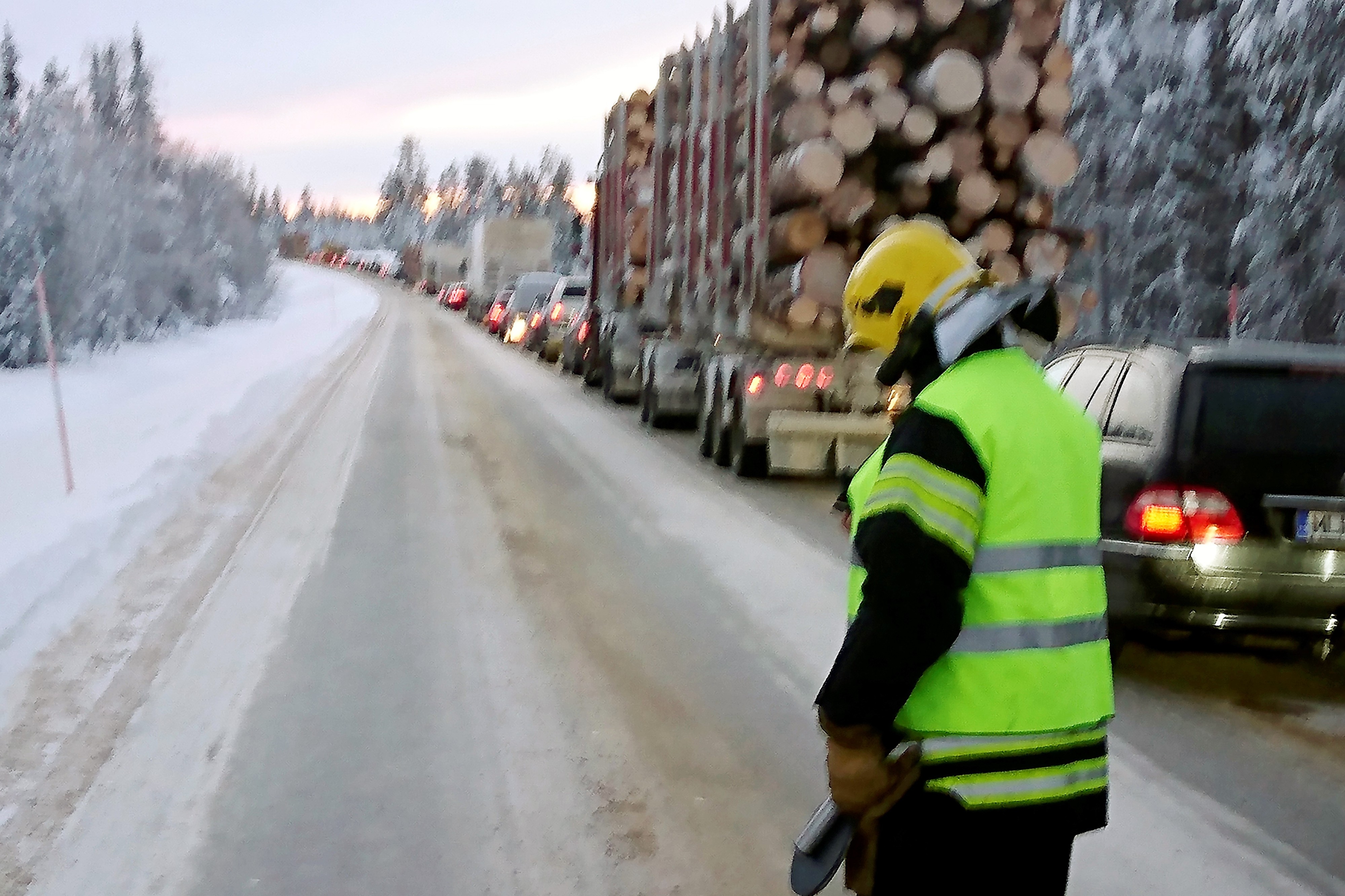 Tapahtumapaikan lähellä liikenne on jonoutunut pahoin.