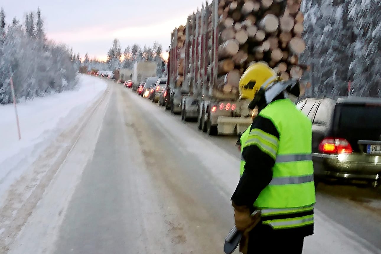 Tapahtumapaikan lähellä liikenne on jonoutunut pahoin.