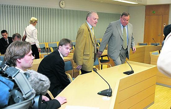 Riihi-säätiö-jutun syytetyistä olivat paikalla Santeri Kanninen, vas, ja hänen puolustusasianajajansa Petri Pehkonen, Toivo. J. Kanninen ja hänen helsinkiläinen asianajajansa Pekka Harju.