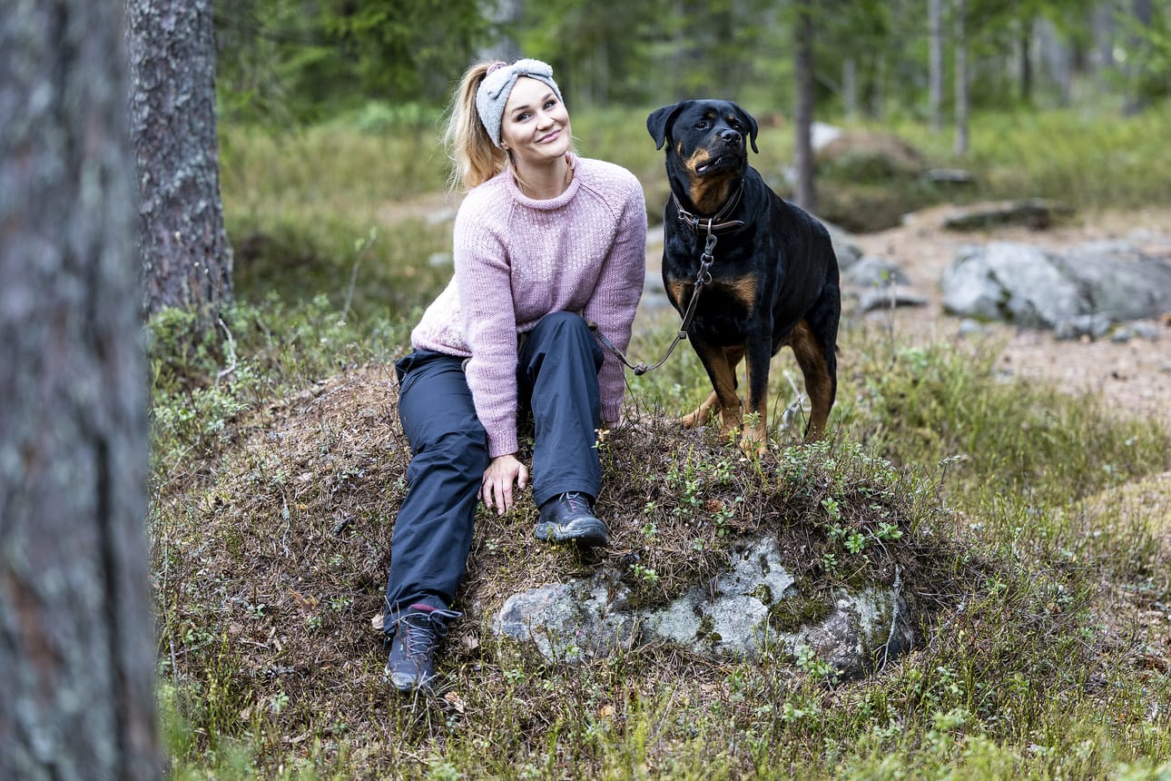 Elina Niskasaari jututtaa oululaisia koiraihmisiä Remmissä-podcastissa. Sarjan toinen tuotantokausi alkaa tiistaina. Niskasaaren vierellä Ukko-koira.