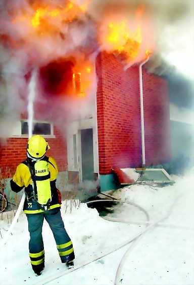 Räjähdysmäinen palo. Valmiustilassa olleesta televisiosta alka-nut palo tuhosi täysin Haapanatiellä olevan rivitalohuoneiston, jonka kolmesta asuinkerroksesta kaksi on maan päällä ja yksi kellarissa. Huoneiston asukkaat ehtivät ulos loukkaantumatta.