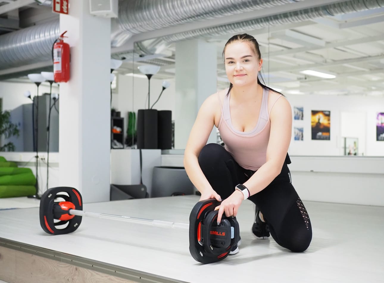Liikuntaneuvoja Essi Åman valmistautuu BodyPump-tunnin ohjaukseen. "Kehonhuoltoakaan ei sovi unohtaa ja siihen sopivia tunteja ovat esimerkiksi jooga tai BodyBalance", hän vinkkaa.