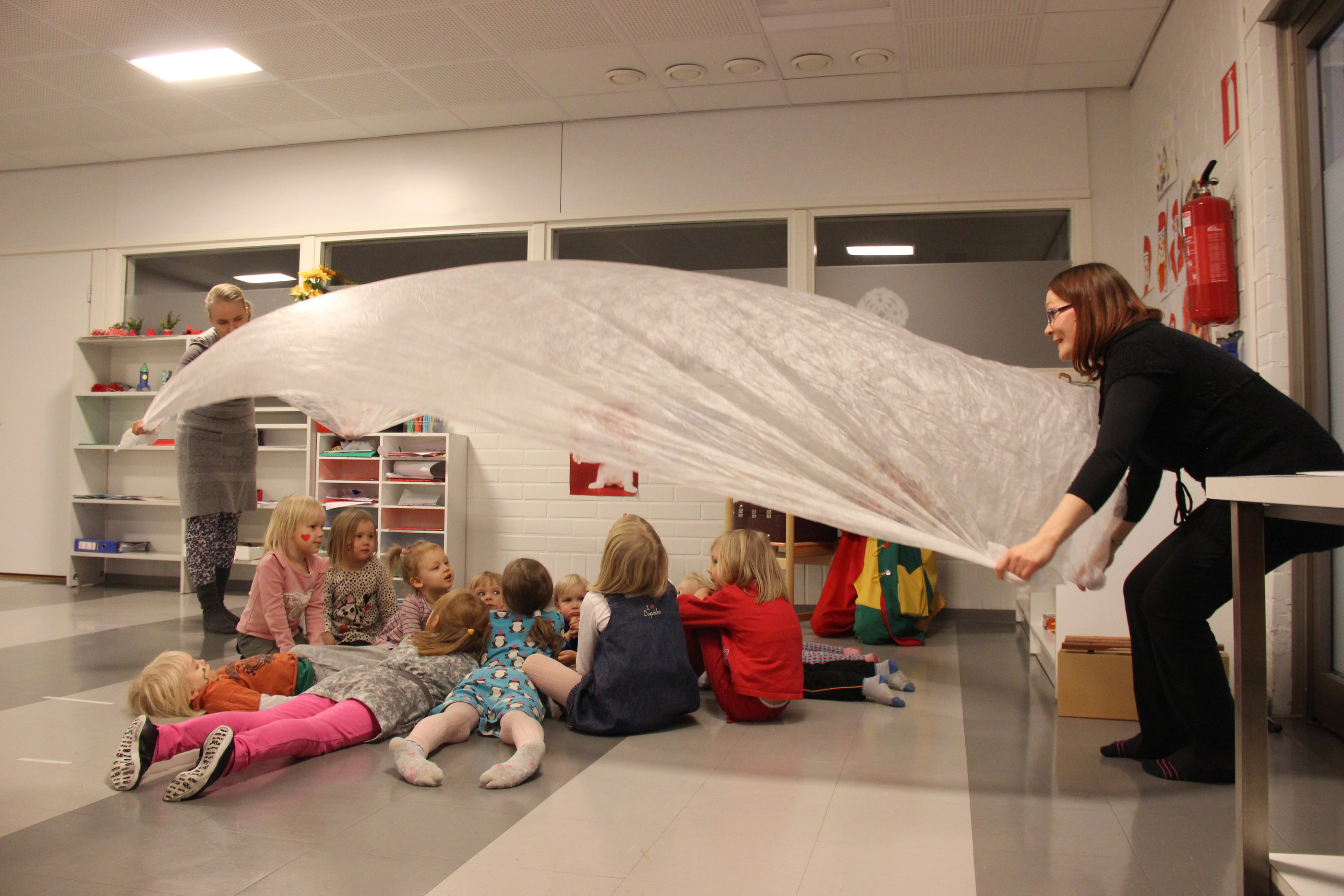 Ensin laulettiin ja sitten leikittiin. Opettajina olivat taidekasvattaja Maiju Marttinen (vas.) ja musiikkipedagogi Marjut Kossi-Saarela (oik.).