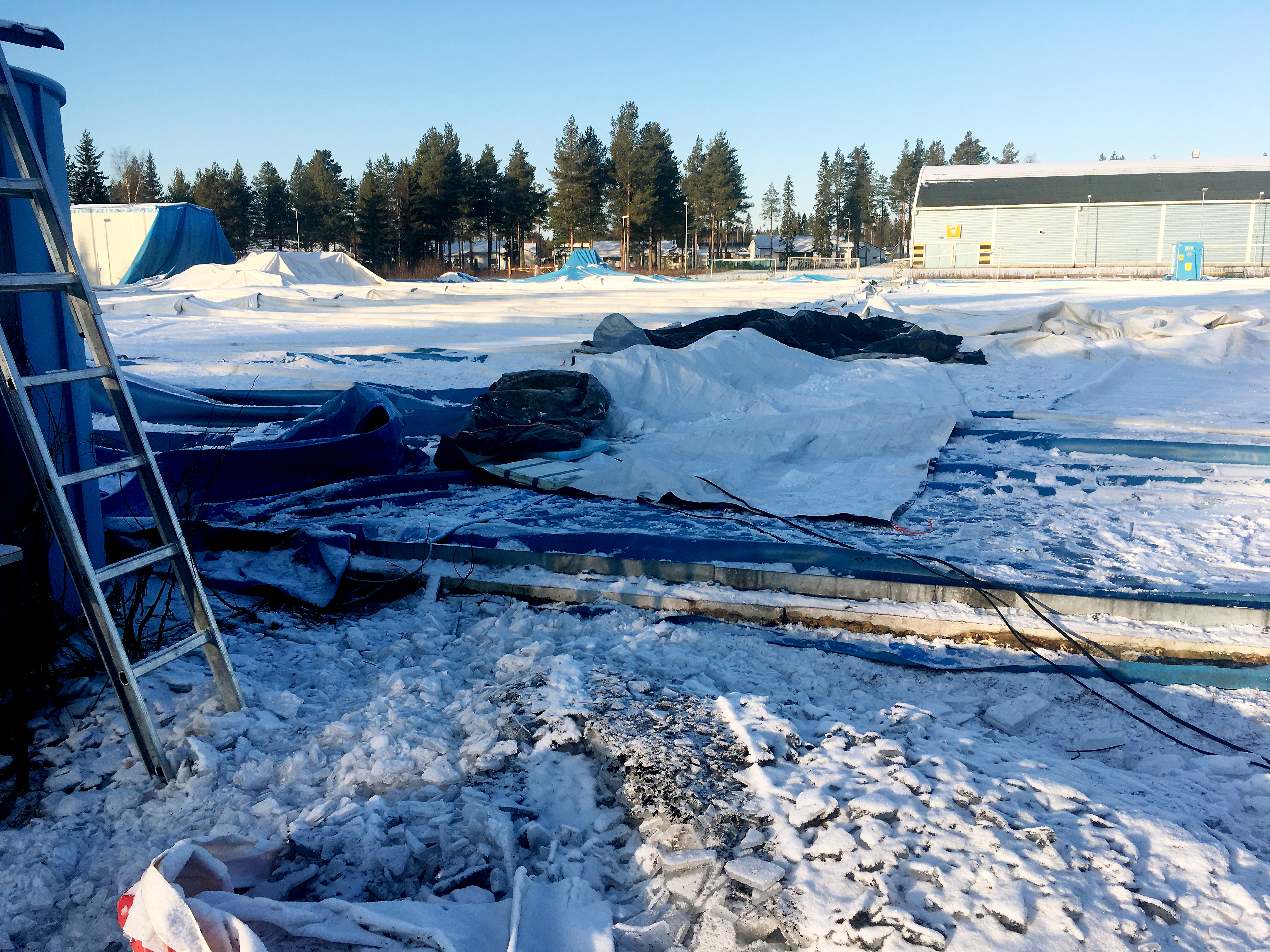 Pakkanen on hidastanut Junkohallin pystytystöitä