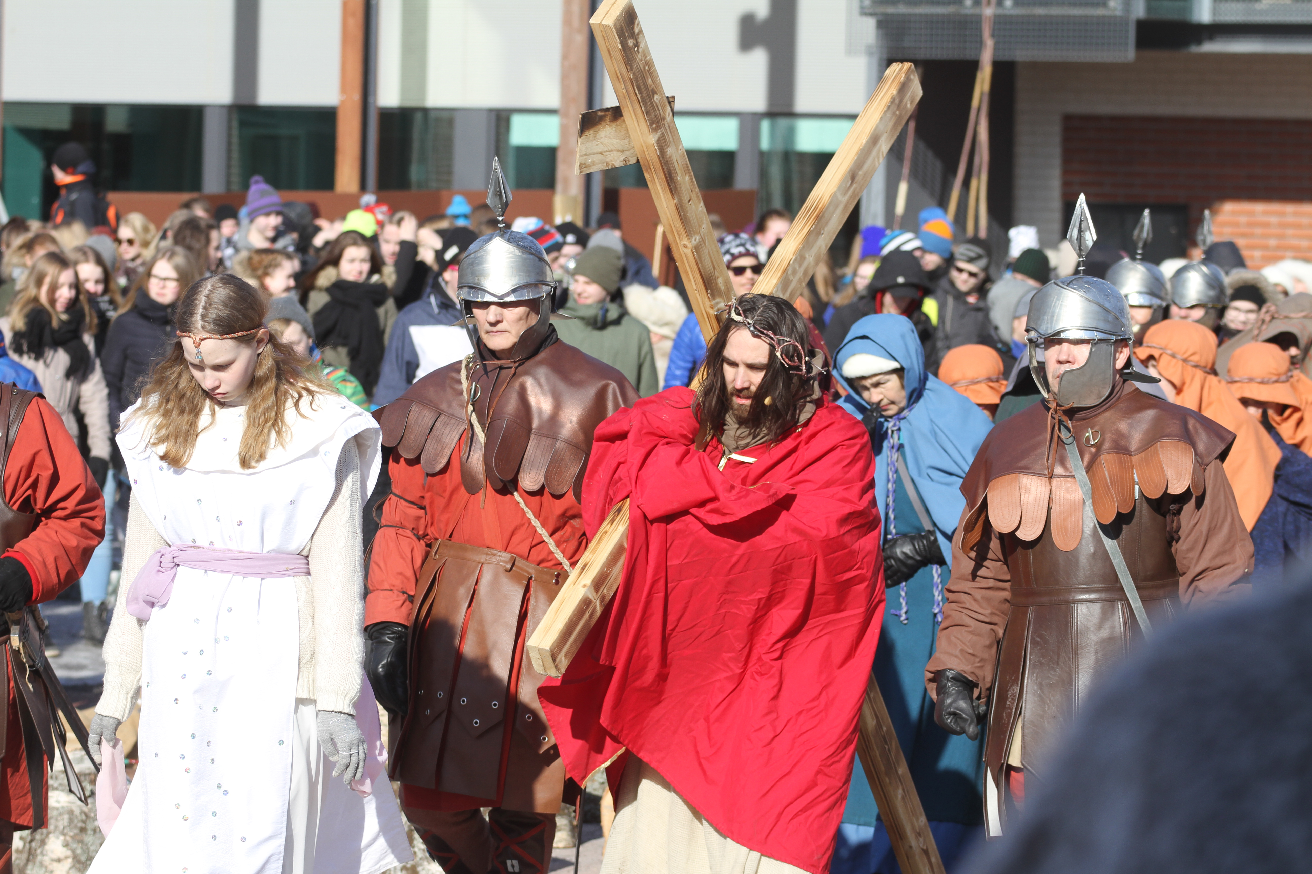 Kristilliseen pääsiäisen viettoon liittyy monia perinteitä. Kuva vuoden 2016 Via Dolorosa -kärsimysvaelluksesta, mikä järjestettiin Limingassa.