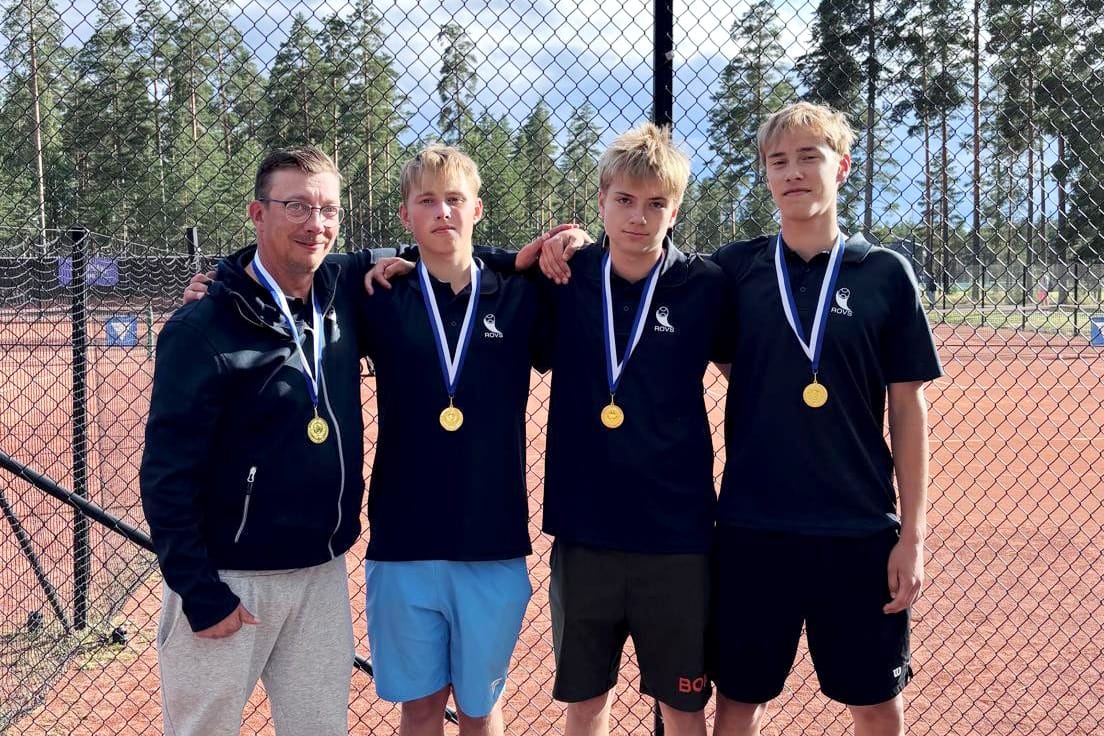 Aleksi Hast (2. vas.), Jesse Finne ja Mikkel Korhonen pelasivat 15-vuotiaiden poikien SM-kultaa. RoVS:n päävalmentaja Jukka Tervo toimi joukkueen kapteenina.