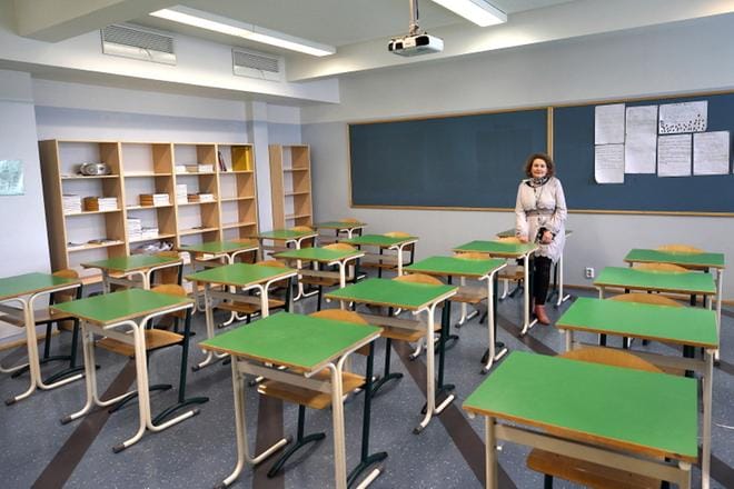 Toistaiseksi kaksi luokkahuonetta pidetään Jalasjärven yläkoulussa tyhjillään, sillä ne ovat aiheuttaneet eniten sisäilmaoireita. Rehtori Sirkku Järvinen sanoo, että kolmen kuluneen vuoden aikana koulussa on yritetty tehdä erilaisia korjaustoimenpiteitä, kuten uusittu ikkunoita ja vaihdettu niiden ympäriltä märkiä lautoja. Oireet ovat silti jatkuneet. KUVA: JOUKO HÄNNINEN