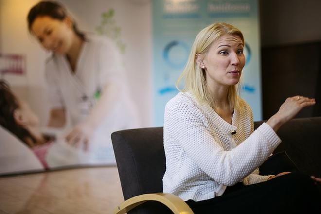 Marina Kinnunen on työskennellyt erityisesti potilasturvallisuuden ja henkilöstön huomioimisen hyväksi. Vapaa-aikanaan hän harrastaa intohimoisesti uintia. KUVA: TIMO ANNANPALO