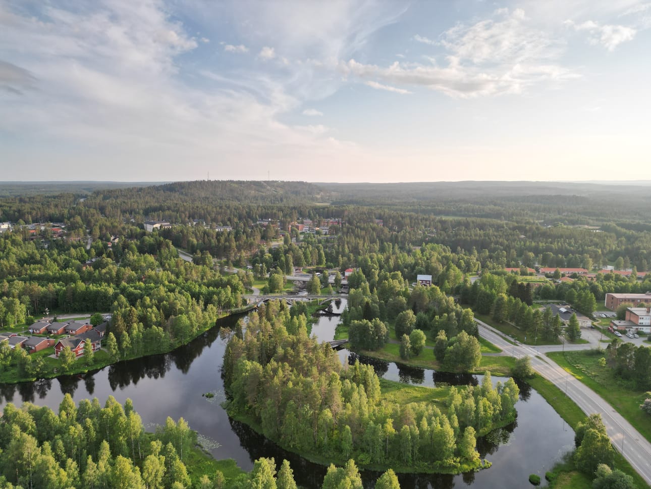 Kaavaan merkityn polkureitin ”kirkkopolun” avaaminen kirkon puoleiseen Iijoen rantaan odottaa kunnostamista, raivaamista, kirjoittaa Eevi Jaakkola.