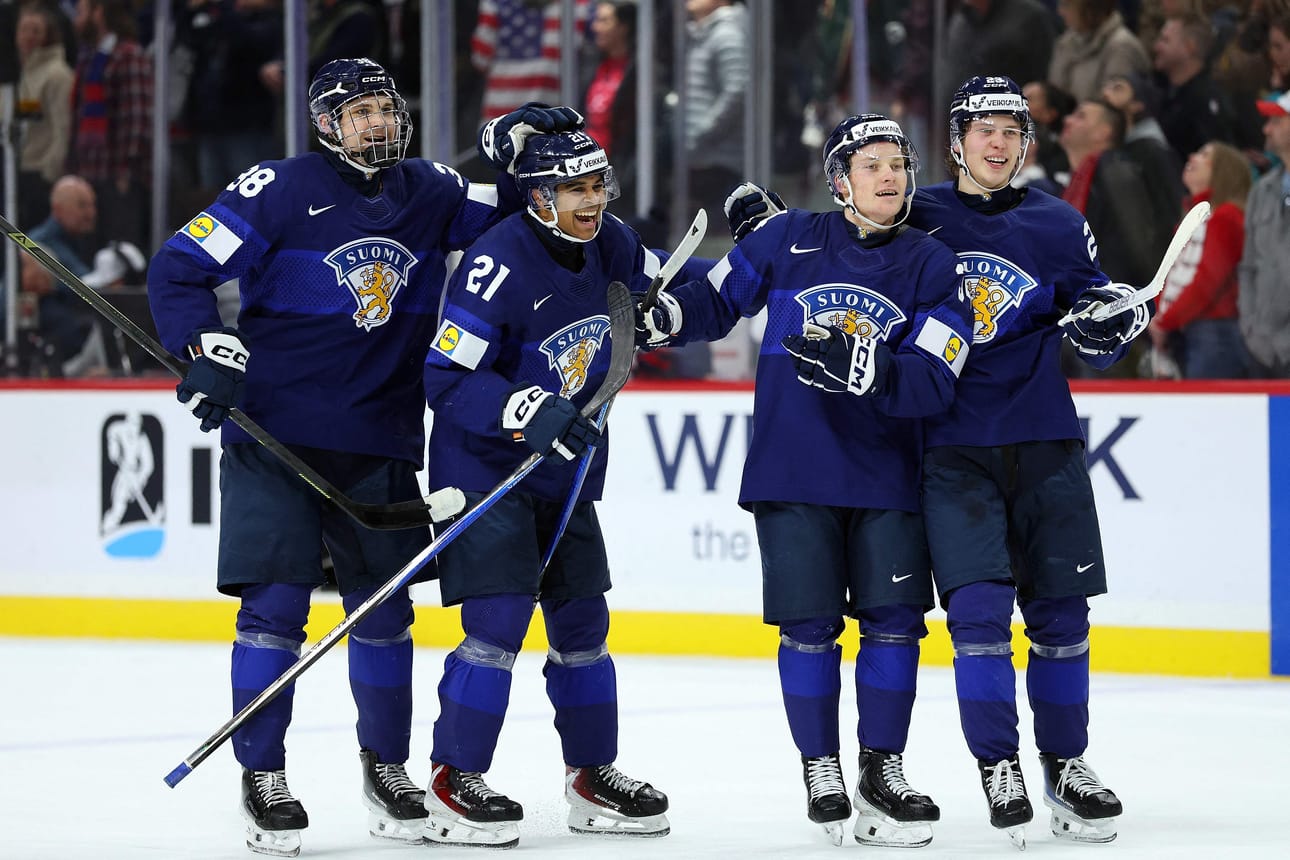 Nuoret Leijonat pääsivät juhlimaan lauantain vastaisena yönä. Arttu Valilä (vas), Oliver Suvanto, Max Westergård ja Leo Tuuva riemuitsevat voittoa.