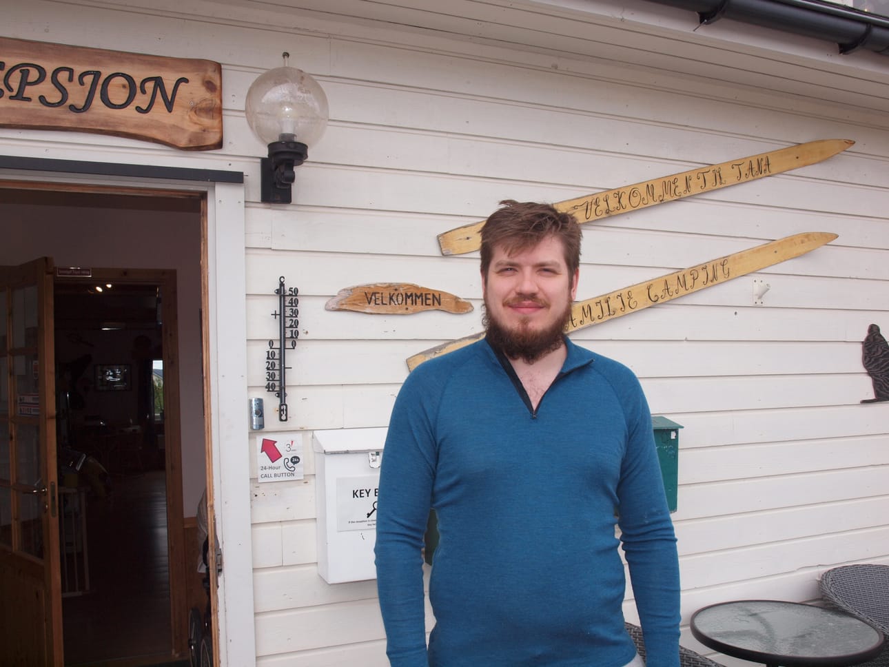 Isänsä kanssa leirintäaluetta Norjan Tanassa pyörittävä yrittäjä Sondre Hauge on iloinen, että kesälle on mukavasti varauksia. Tilannetta varjostavat koronarajoitukset, sillä esimerkiksi puolalaiset matkailijat asuvat punaisella alueella ja tuskin pääsevät Norjaan vielä kesäkuussa.