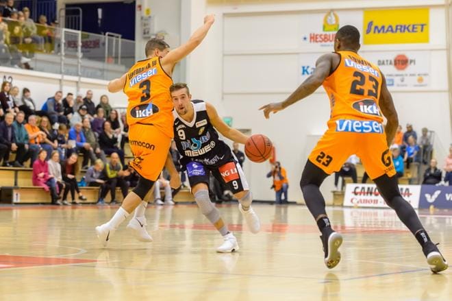 Karhu Basketin Juho Lehtoranta ja Edwin Fuguan yrittivät estää Kobrien Lucas Woodhousen etenemistä. KUVA: ERKKI HAUTAVIITA
