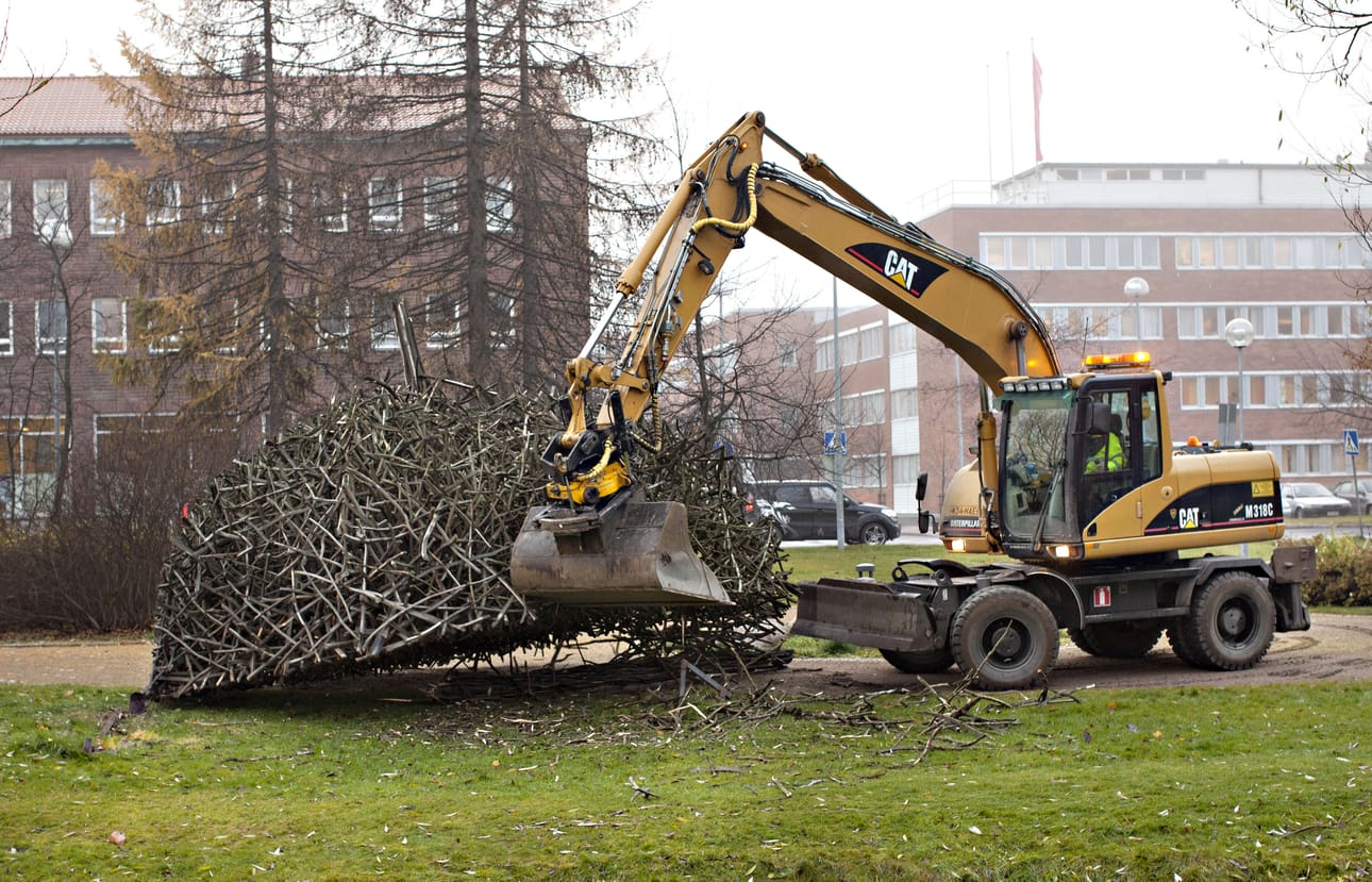 Lyötynpuistoon vuonna 2001 pystytetty Jaakko Pernun pajuteos Päivänvarjo purettiin pois viime syksynä. Veistos purettiin, koska se oli ikääntyessään mennyt huonoon kuntoon.
