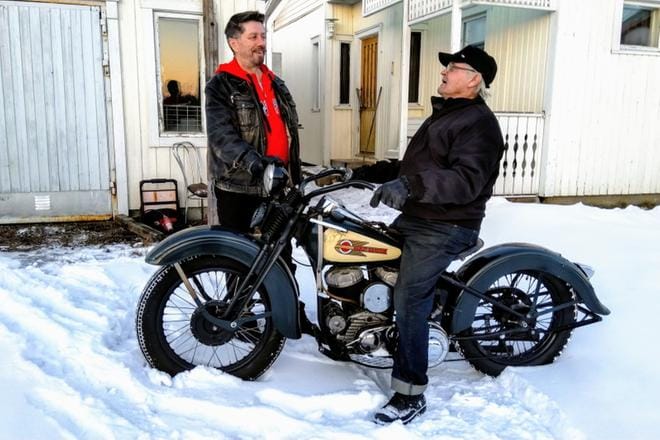 Reino Koivuluoman pihalle pyöritetty lähes ajokuntoinen 1930/40-luvun Harley-Davidson saa oitis hyväksynnän Timo Palmilta. KUVA: HARRI KALLIO-KURSSI