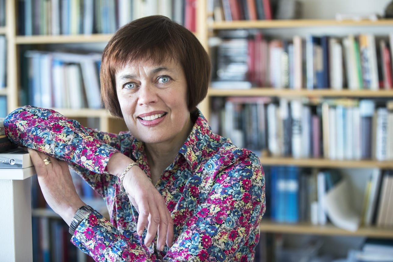 Historian dosentti Marianne Junila on huolissaan historian ja yhteiskuntaopin opetuksesta kouluissa.