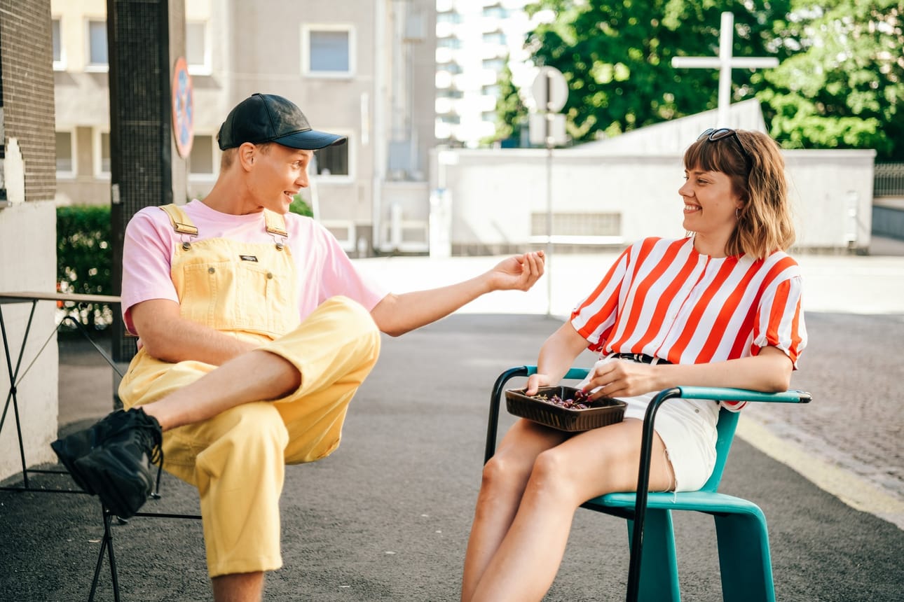 Anna Airola (Oona) ja Elias Salonen (Arttu) nähdään edelleen bestiksinä hulvattomassa parikymppisten komediassa.