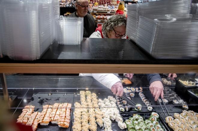 Suomalaisten joulupöydissä tarjoillaan jo sushiakin. Kalojen menekki on ollut myös kasvussa: kalaa syödään entistä monipuolisemmin. Kuvassa K-Citymarket Järvenpään tuoretiski. KUVA: Joel Maisalmi/arkisto