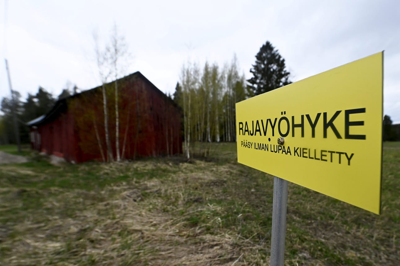 Rajavyöhyke Imatran Räikkölässä toukokuussa. LEHTIKUVA / VESA MOILANEN