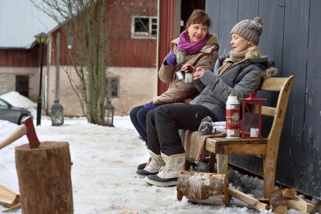Ullin (Mari Rantasila) ja Helenan (Milka Alroth) mielessä on joulu maalla. Joulumaa-elokuvassa unelmat ja todellisuus törmäävät jouluyössä. KUVA: Yle Kuvapalvelu