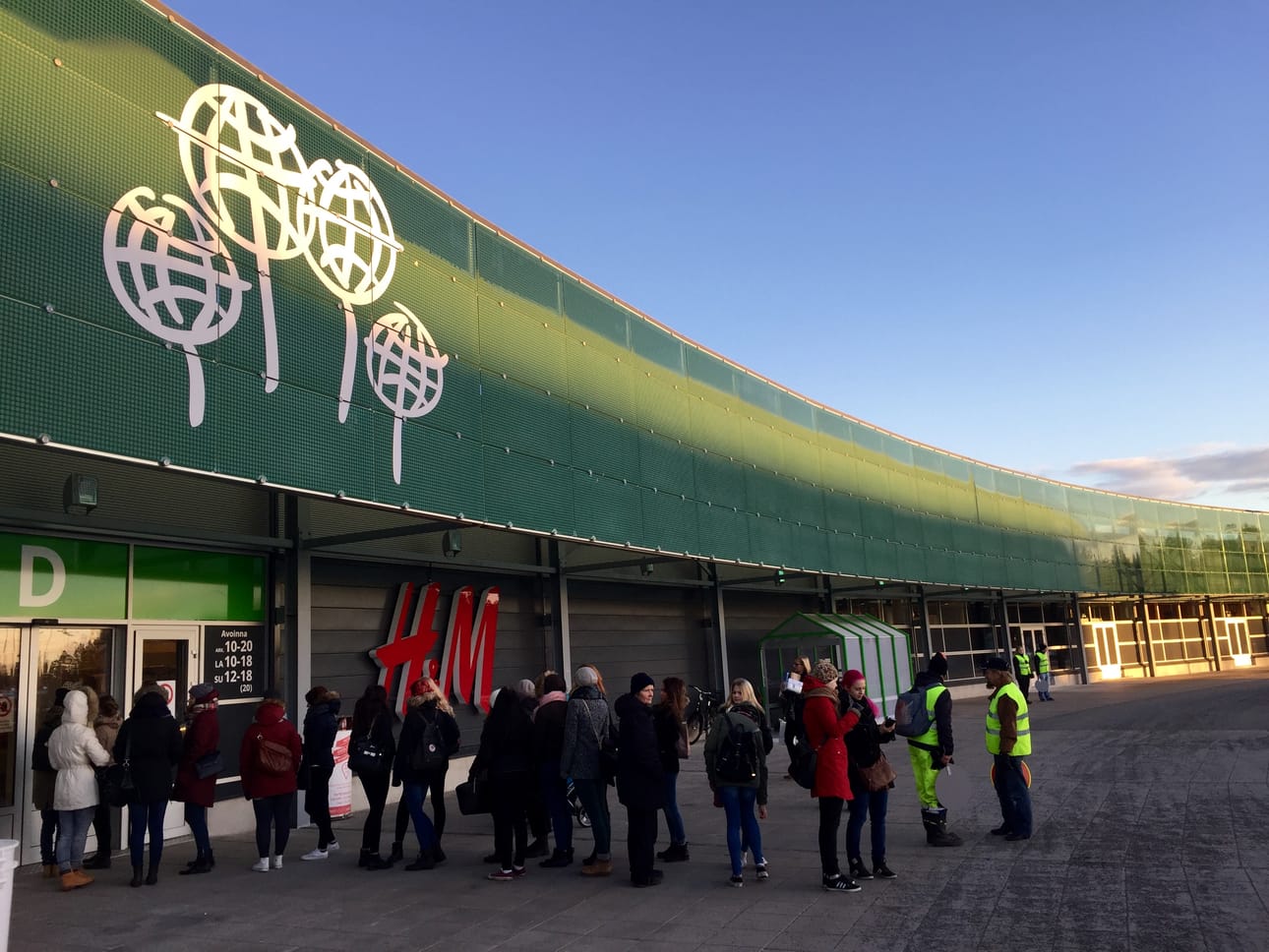 Kun kello läheni yhdeksää, alkoi jonoja muodostua oville.