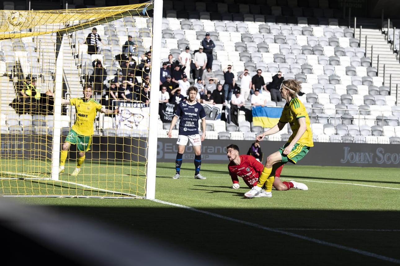 AC Oulun Tuomas Kaukua ja Miguel Santos todistivat lähietäisyydeltä Ilveksen voittomaalia.