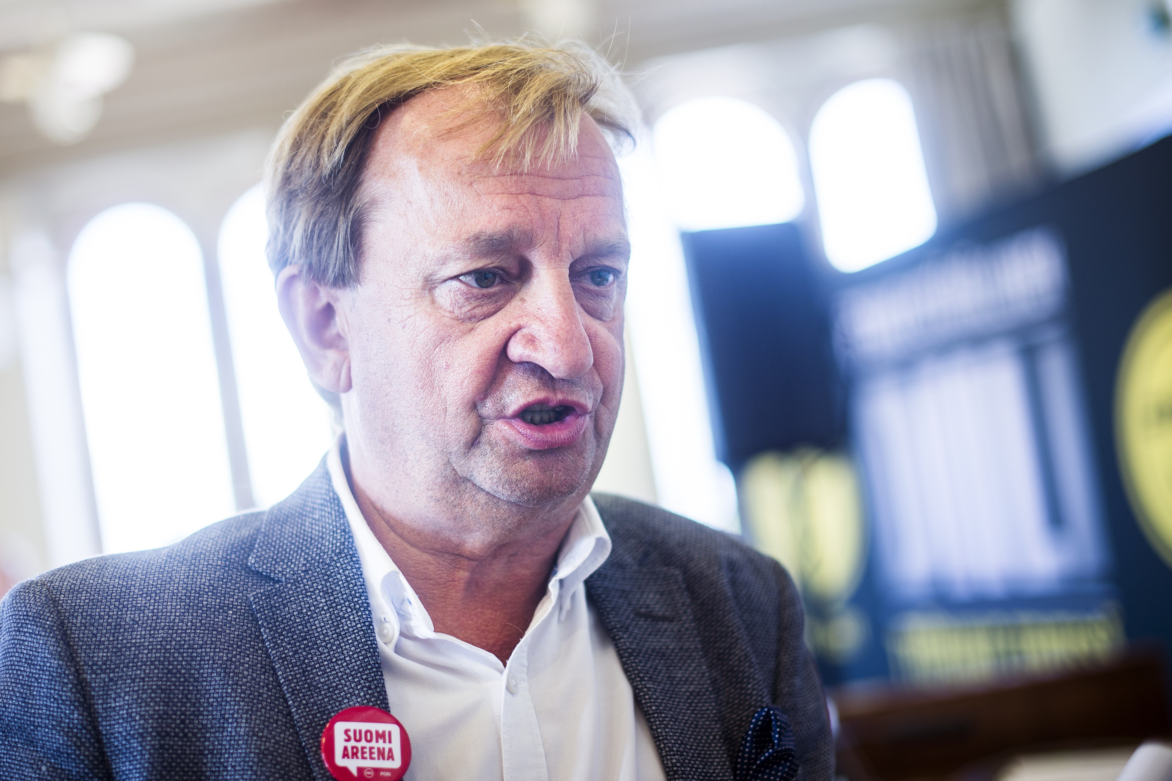 Purjehtijanakin tunnettu kansanedustaja Hjallis Harkimo (kok.) arvioi, että Etelä-Kiinan merellä tuuliajolle jättäytyneen perheen täytyy olla hyvin väsynyt. Arkistokuva.