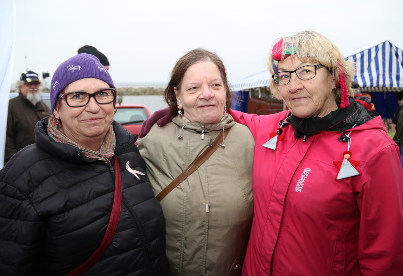 Merja Mäkelä (oikealla), Marika Saviaro ja Leena Niskala pitävät kalasta. He halusivat käydä katsastamassa kuuluisat Hailuodon Siikamarkkinat.