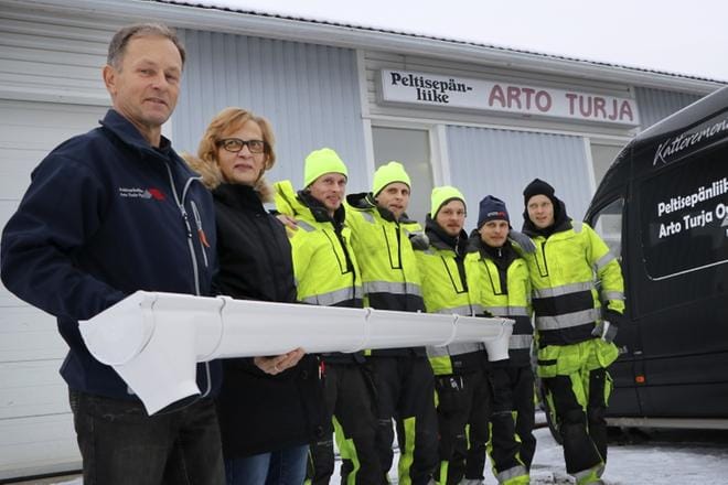 Arto ja Eini Turja sekä pojat Tomi, Jussi, Jon-Markus, Jukka ja Jani ovat perheyrityksensä vahva ja toimiva tiimi. KUVA: SARI HEINILÄ
