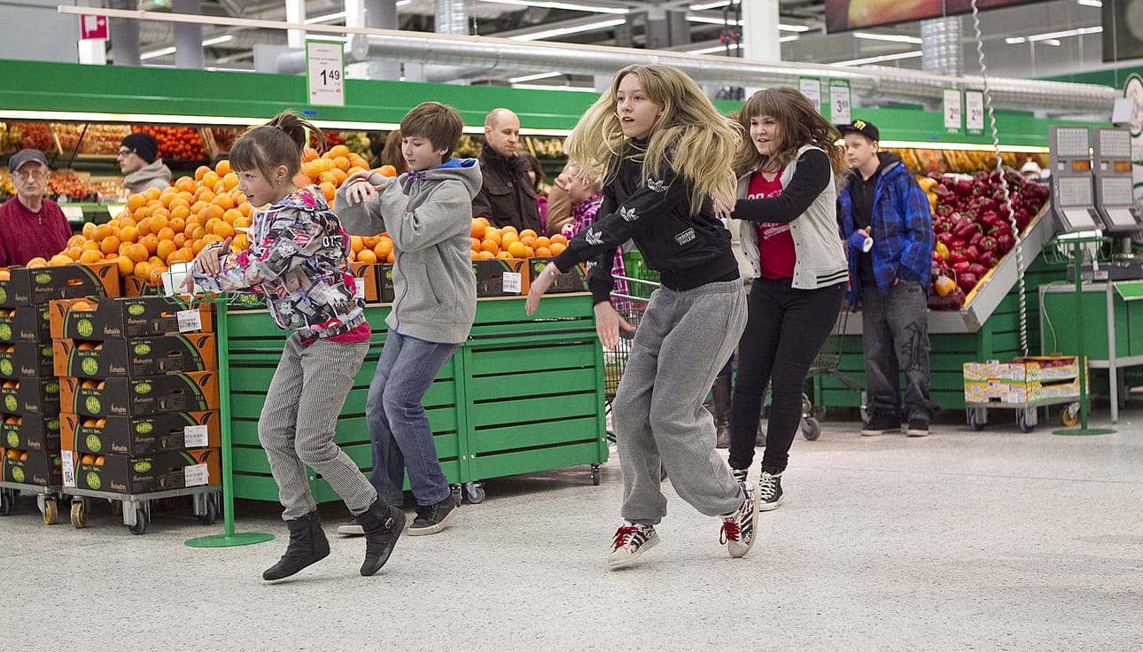 Flashmob-tempaus ilahdutti lauantaina Linnanmaan Prisman hedelmäosastolla.
