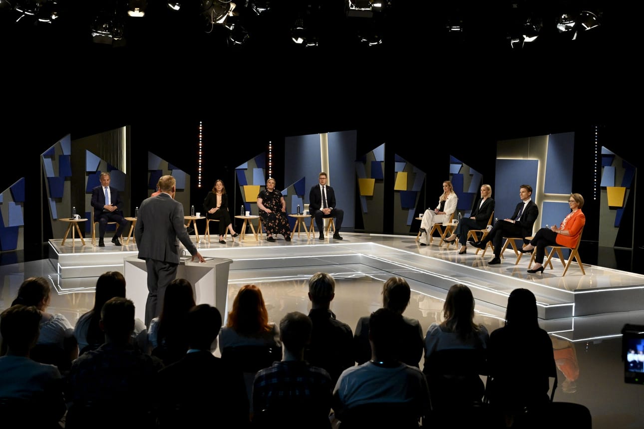 Eduskuntapuolueiden johtajat kohtasivat torstaina Ylen EU-vaalitentissä. LEHTIKUVA / Antti Aimo-Koivisto