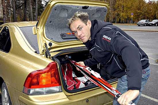 Paavo Puurunen pakkaa tottuneesti suksia autonsa peräkonttiin. Kolmisen viikkoa vierähtää nyt Lapin lumilla.