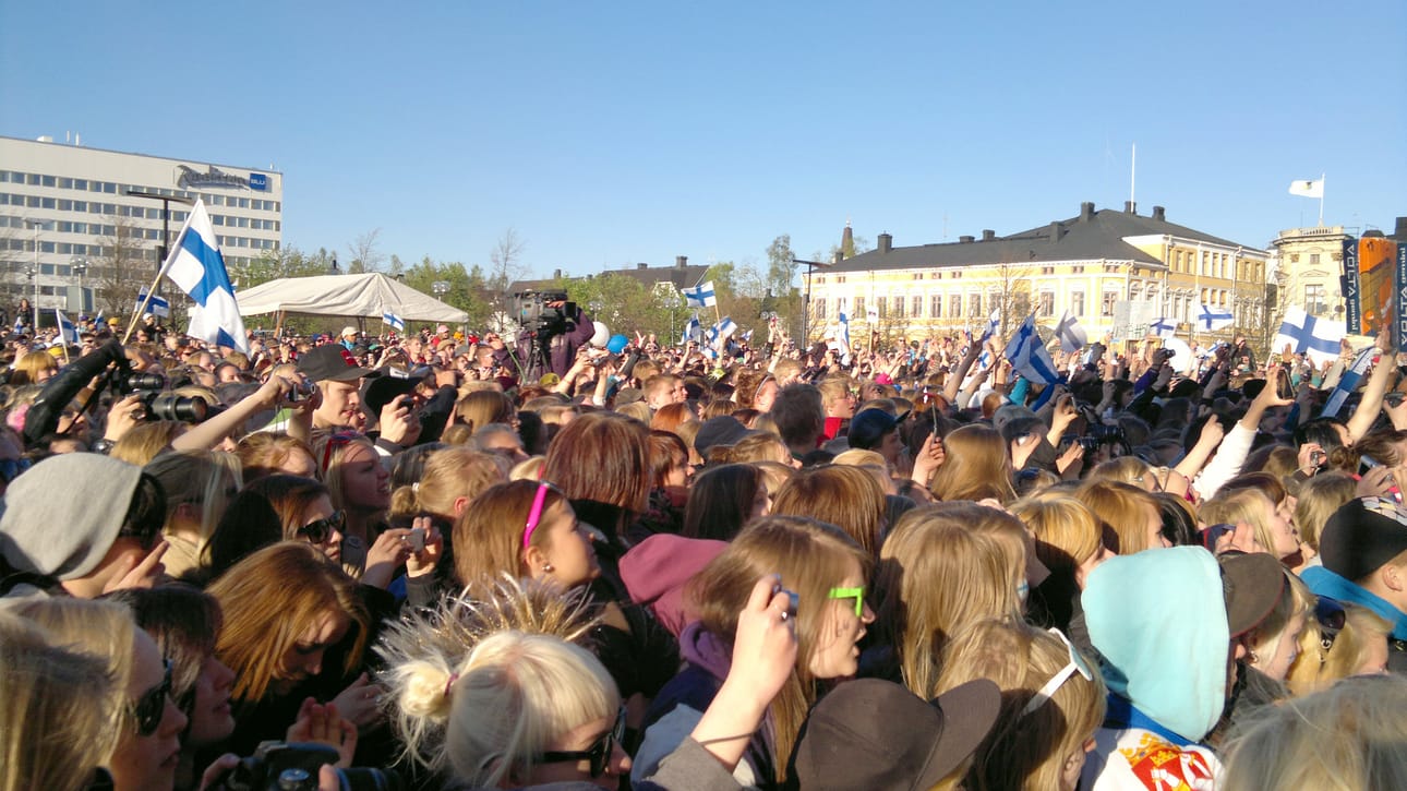 Oulun torilla tavattiin. Paikalla juhlassa oli noin 25000 katsojaa.