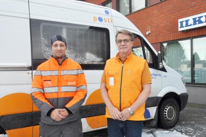 Teemu ja Kari Höykinpuro painottavat, että Alajärvellä posti tulee laatikoihin aiemmin kuin monessa kaupungissa, joissa on siirrytty iltapäiväjakeluun. KUVA: MINNA SALORANTA