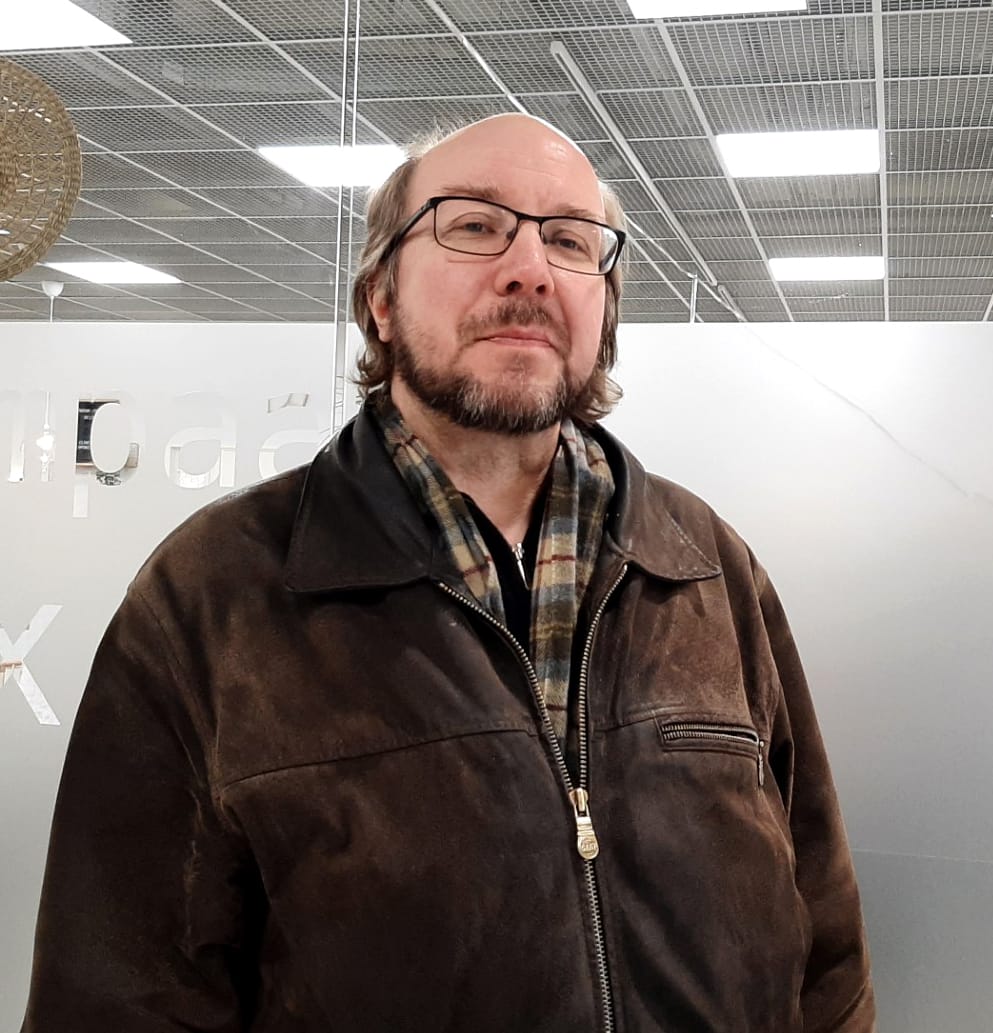 Tampereelta Seinäjoelle matkannut Toni-Mikko Leppänen tykkää keväästä, sillä pitenevät päivät piristävät. – Aurinko paistaa, hanget kimaltelevat ja purot solisevat. Mikäs siinä on ollessa, Leppänen runoilee. Yksityisyrittäjänä Leppänen kertoo olevansa aina töissä. – Hiihtoloma jää yrittäjältä pitämättä.