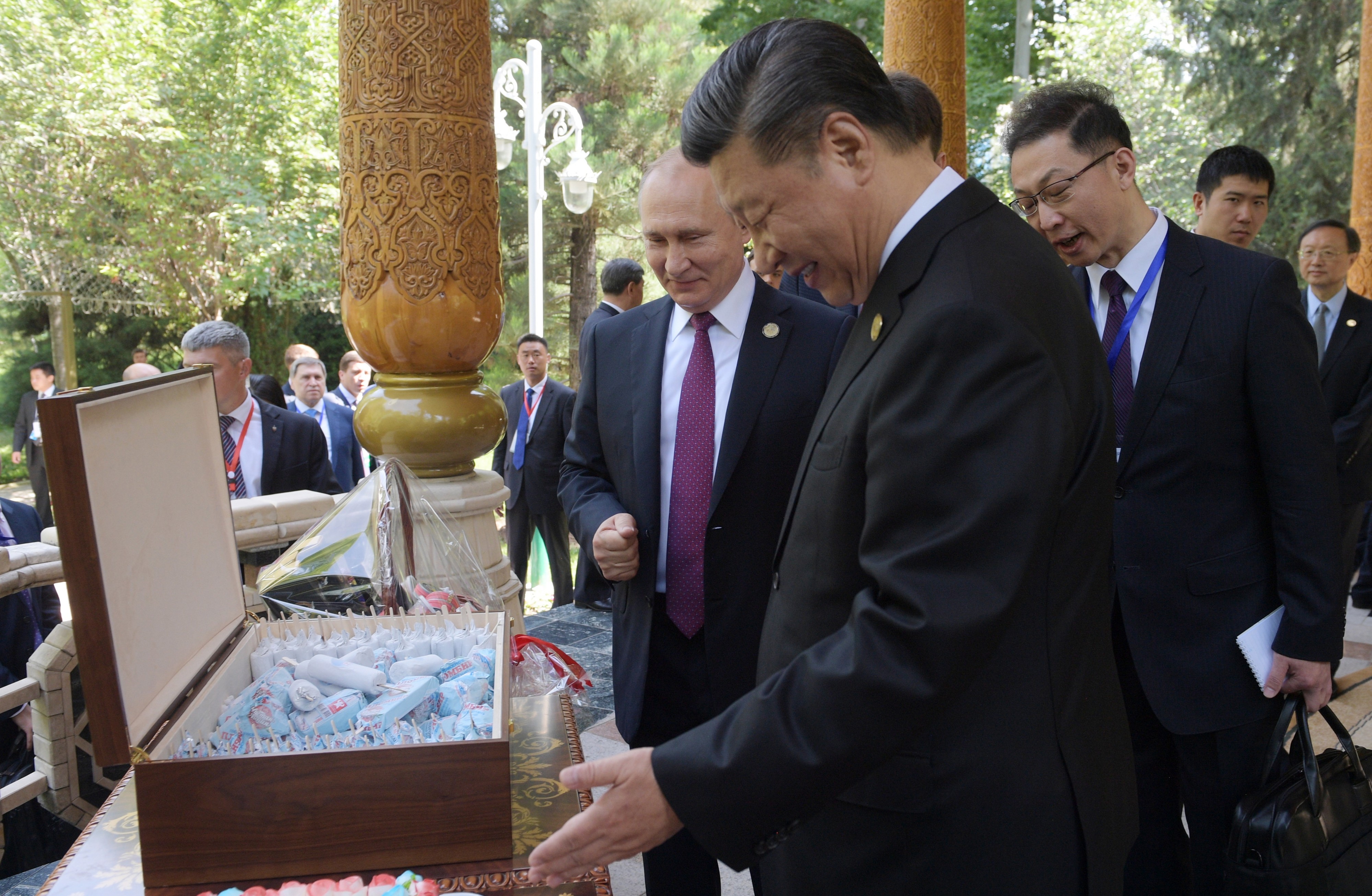 Xi Jinping sai Vladimir Putinilta syntymäpäivälahjaksi jäätelöä, joka on venäläismedioiden mukaan Putinin lempiherkku.