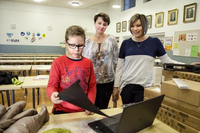 Aku Aalto otti tuntumaa uuteen läppäriin. Vierellä seurasivat Tanja Ojala ja Helinä Ojanperä. KUVA: JUHA AHO-PYNTTÄRI