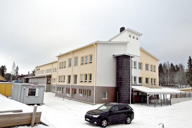 Ahonkylän koulu on käymässä ahtaaksi. Siksi Ilmajoki varautuu siihen, että Ahonkylän toiselle laidalle rakennettaisiin toinen koulu, joka palvelisi Ahonkylässä ja Tuomikylässä asuvien tarpeita. Arkistokuva: Heikki Hakanen
