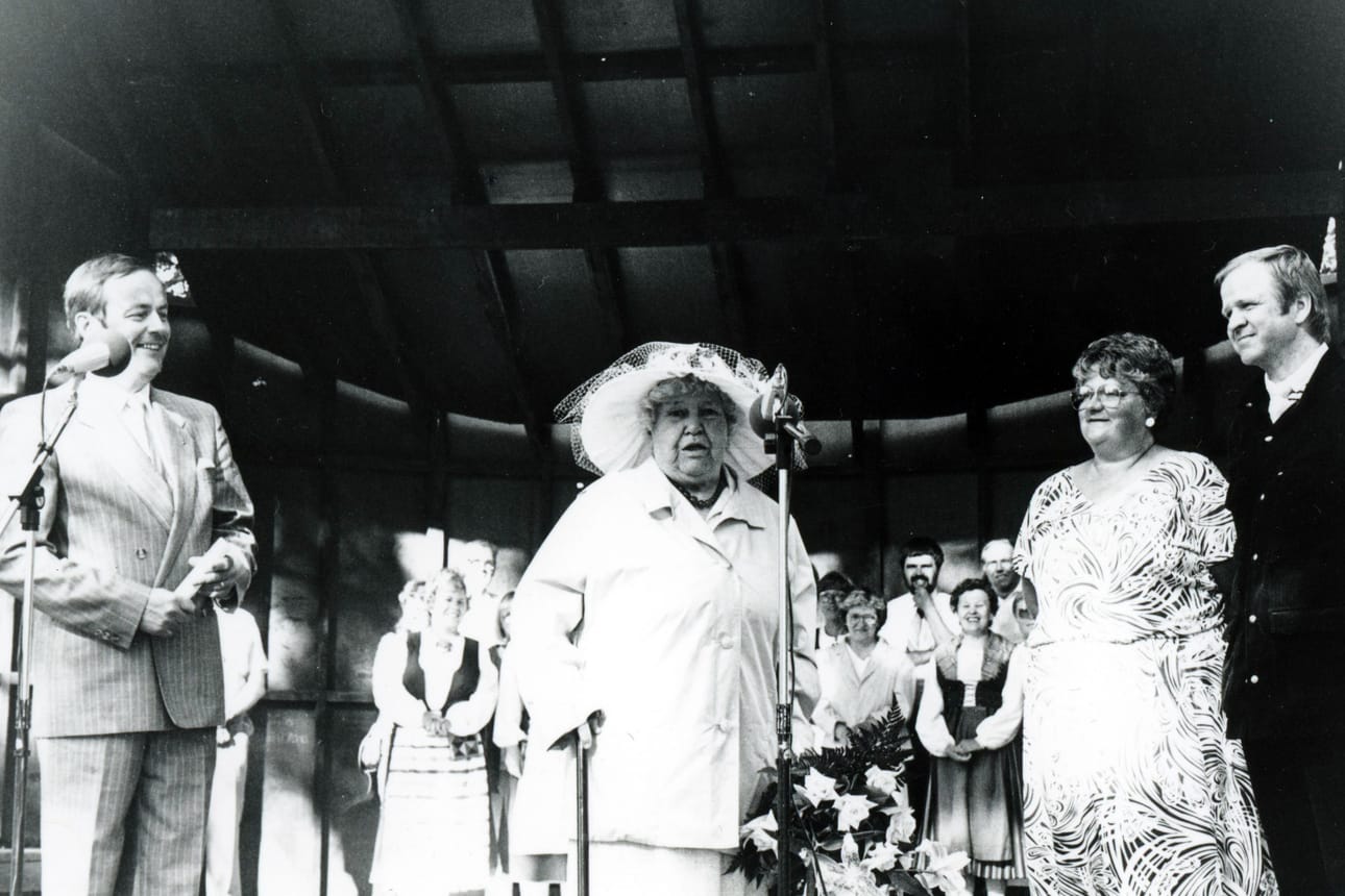 Kirjastonhoitaja Anna Mustonen oli legenda jo eläessään. Hänet hatutettiin Fiiaksi vuonna 1986.
