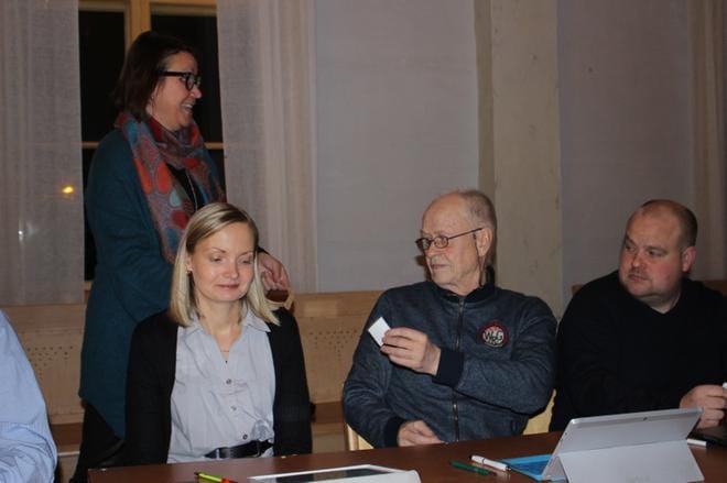 Aarni Lindholm (r.) antaa lippunsa kaupunginjohtajaäänestyksessä hallintojohtaja Margit Kasevalle. Lindholmin vieressä Catharina Skur (r.) ja Johan Bärnlund (r.). KUVA: TAUNO RIIHILUOMA