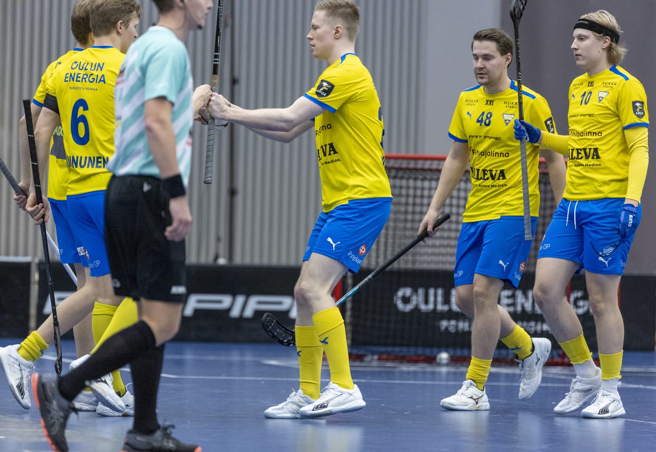 Olli Wikstedt (kesk.) oli yksi OLS:n hahmoista sunnuntai-iltana. Puolustaja keräsi tehot 1+2 ja säväytti erityisesti maalisyötöillään.